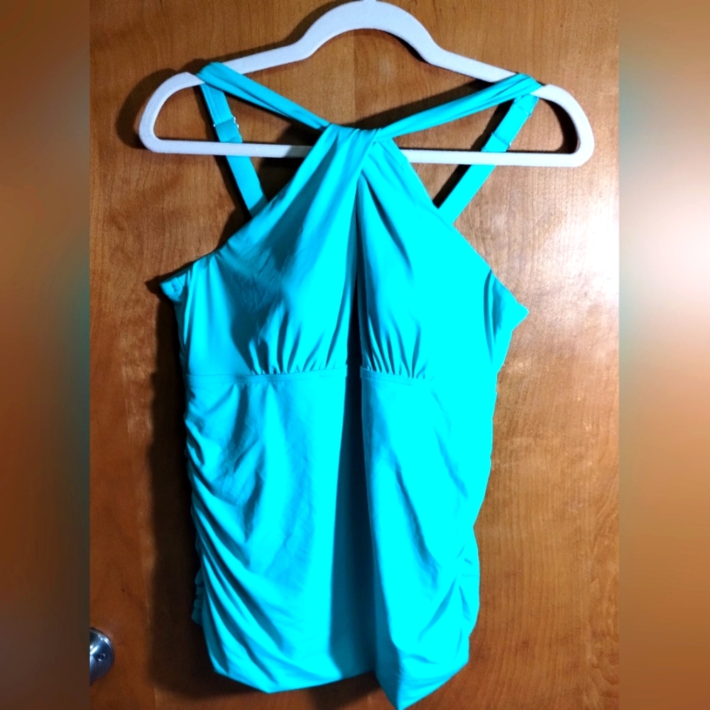 Lands End Tankini Swim Top. NWT. LARGE. LIGHT GREEN